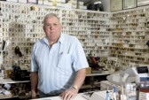 portrait-de-serrurier-en-magasin