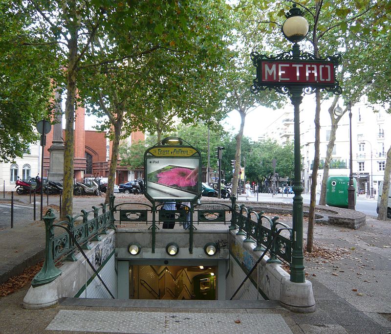 Édicule Guimard de la station église d Auteuil.