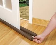Isoler le bas de sa porte de maison.