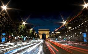 Serrurier qui travaille la nuit sur Paris, banlieue.